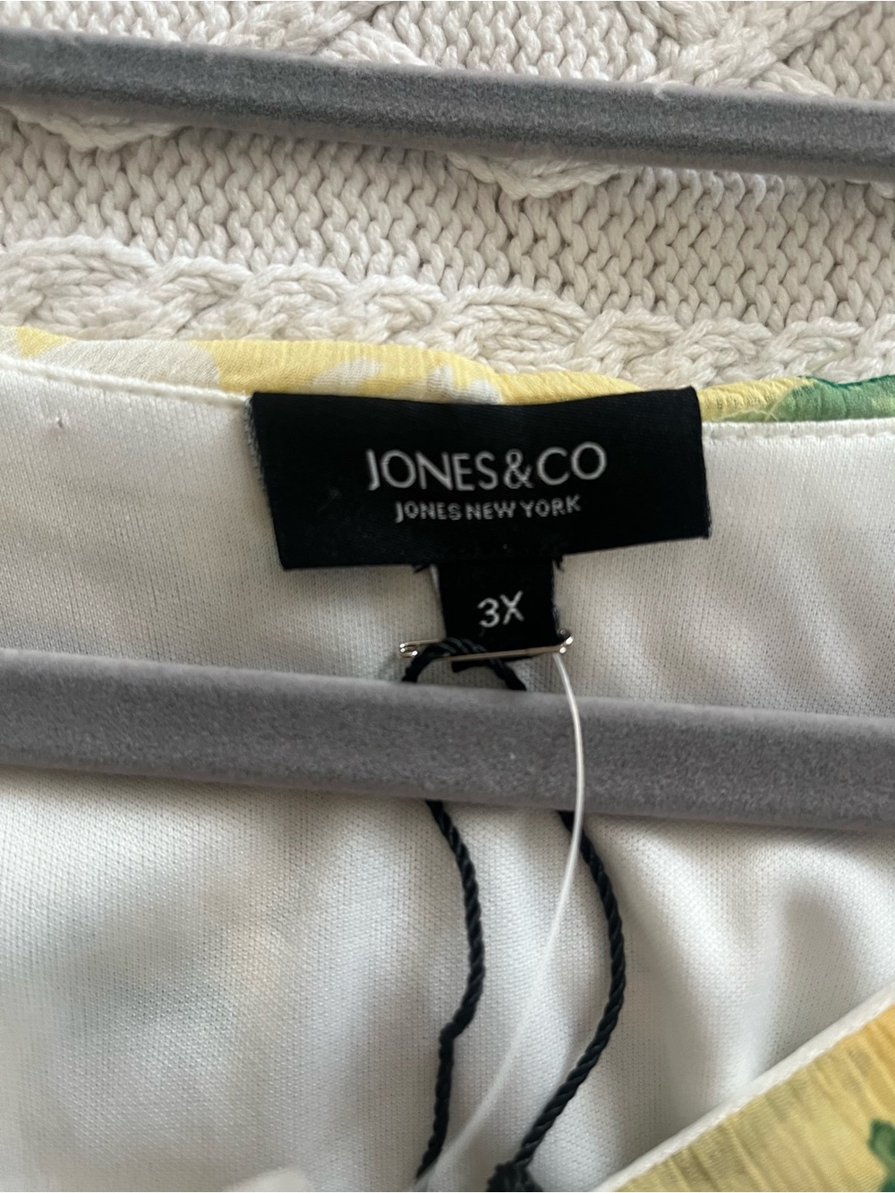 Jones & Co Light Yellow Floral Ruffle V-Neck Blouse Short Sleeve Size 3X - Picture 2 of 15